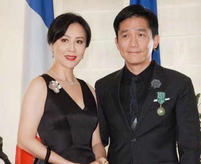 與劉嘉玲分隔兩地，梁朝偉現身商場摟美女合影，還為其送生日祝福