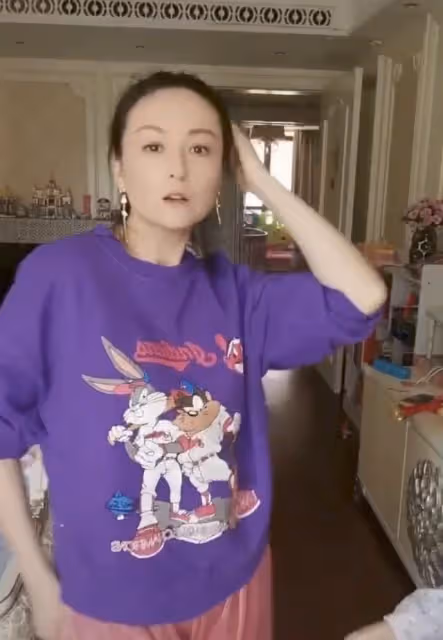 戴嬌倩居家曬素顏熱舞視頻，臥室裝修曝光接地氣，保姆也意外出鏡