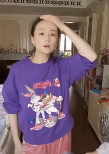 戴嬌倩居家曬素顏熱舞視頻，臥室裝修曝光接地氣，保姆也意外出鏡