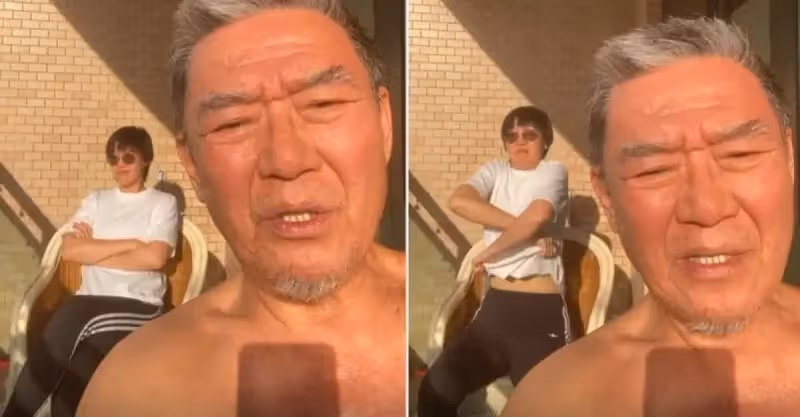 陽台做日光浴！70歲金鐘視帝「打赤膊直播」喊：上衣脫了　後方女兒「無預警撩起上衣」粉絲全看傻