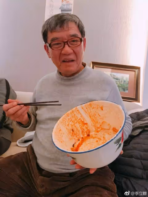 陽台做日光浴！70歲金鐘視帝「打赤膊直播」喊：上衣脫了　後方女兒「無預警撩起上衣」粉絲全看傻