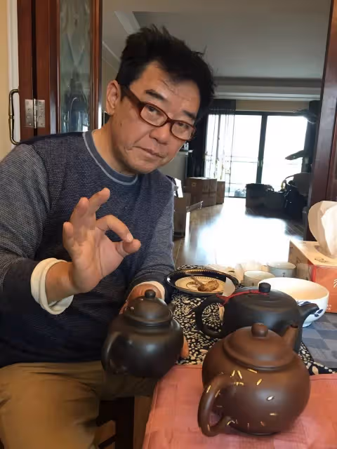 陽台做日光浴！70歲金鐘視帝「打赤膊直播」喊：上衣脫了　後方女兒「無預警撩起上衣」粉絲全看傻