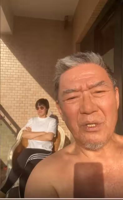 陽台做日光浴！70歲金鐘視帝「打赤膊直播」喊：上衣脫了　後方女兒「無預警撩起上衣」粉絲全看傻