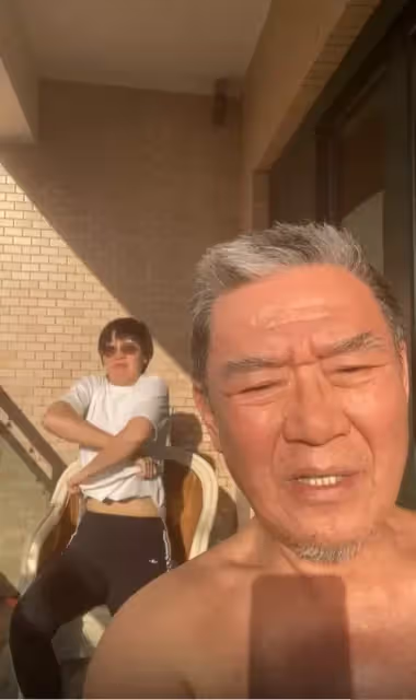 陽台做日光浴！70歲金鐘視帝「打赤膊直播」喊：上衣脫了　後方女兒「無預警撩起上衣」粉絲全看傻