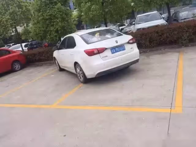 賓士車主霸占私家車位，連打30多個挪車電話不接，回來看到擋風玻璃傻眼了：我再也不敢了