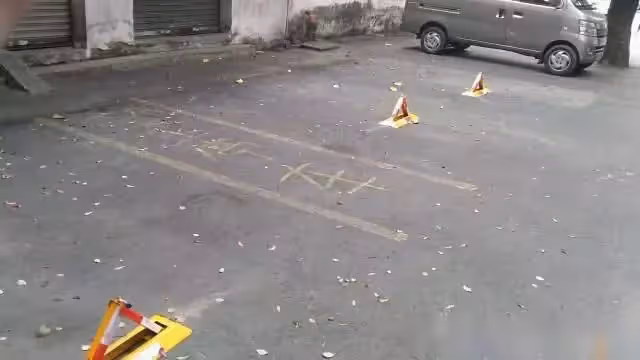 賓士車主霸占私家車位，連打30多個挪車電話不接，回來看到擋風玻璃傻眼了：我再也不敢了