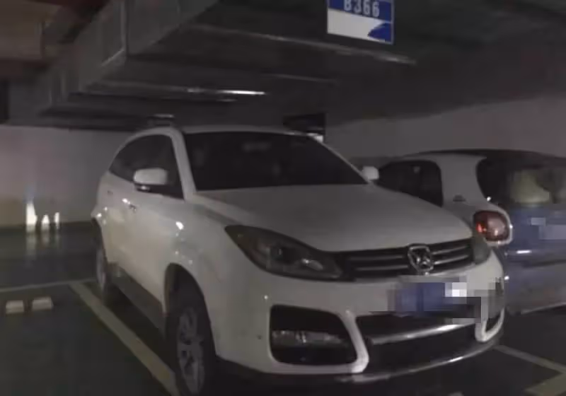 賓士車主霸占私家車位，連打30多個挪車電話不接，回來看到擋風玻璃傻眼了：我再也不敢了