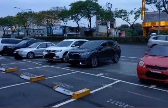 購買車位經常被「霸占」，牧馬人車主怒安「單邊橋」，其他車見了...繞著走，網友：太療愈了
