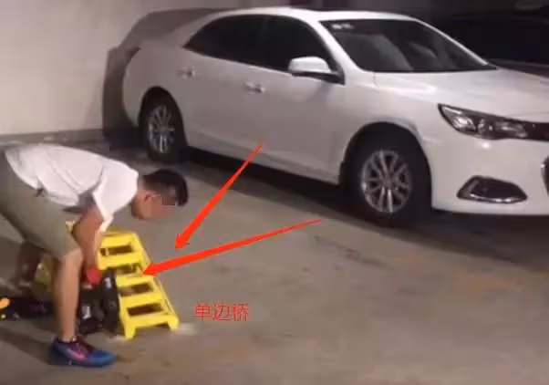 購買車位經常被「霸占」，牧馬人車主怒安「單邊橋」，其他車見了...繞著走，網友：太療愈了
