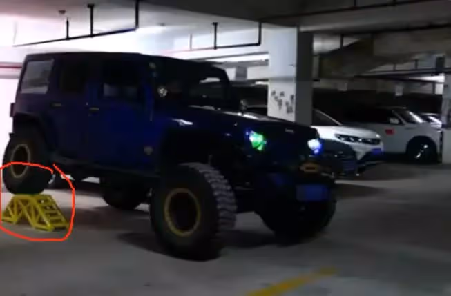購買車位經常被「霸占」，牧馬人車主怒安「單邊橋」，其他車見了...繞著走，網友：太療愈了