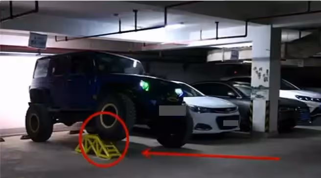 購買車位經常被「霸占」，牧馬人車主怒安「單邊橋」，其他車見了...繞著走，網友：太療愈了