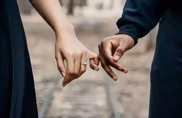 兒媳年薪二十萬，婆婆要一半生活費，兒子：媽，給我留點臉吧