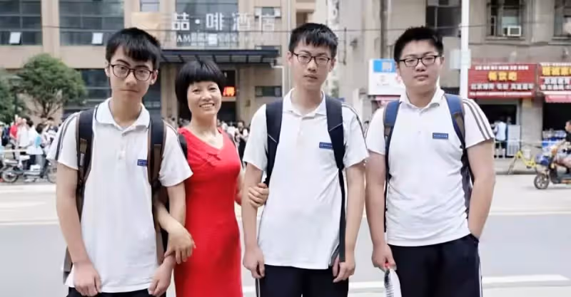 單親媽媽打3份工養育3胞胎，苦撐11年後接到電話：孩子出車禍了