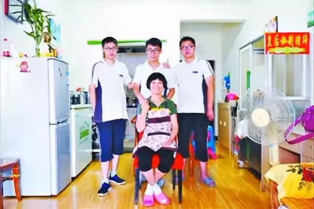 單親媽媽打3份工養育3胞胎,苦撐11年後接到電話:孩子出車禍了