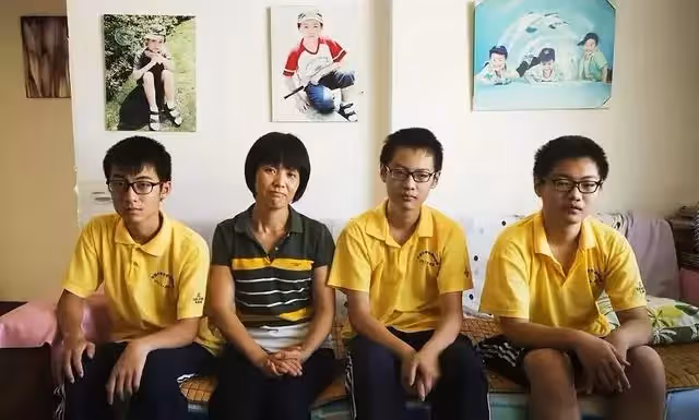 單親媽媽打3份工養育3胞胎,苦撐11年後接到電話:孩子出車禍了