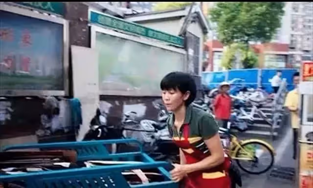 單親媽媽打3份工養育3胞胎,苦撐11年後接到電話:孩子出車禍了