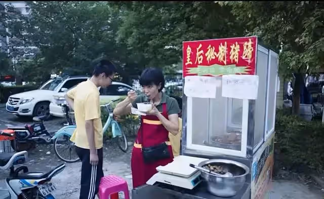 單親媽媽打3份工養育3胞胎,苦撐11年後接到電話:孩子出車禍了