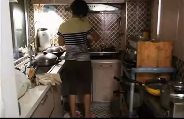 單親媽媽打3份工養育3胞胎，苦撐11年後接到電話：孩子出車禍了
