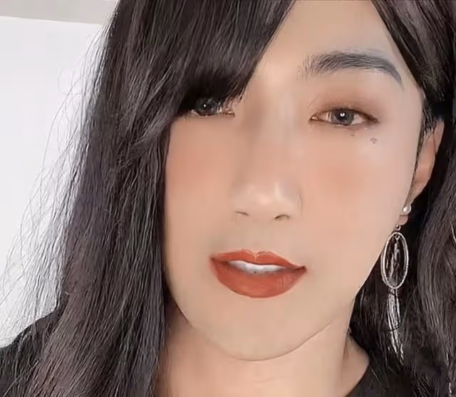 TVB前知名男星戴假髮扮女裝!在鏡頭前搔首弄姿,網友直呼辣眼睛