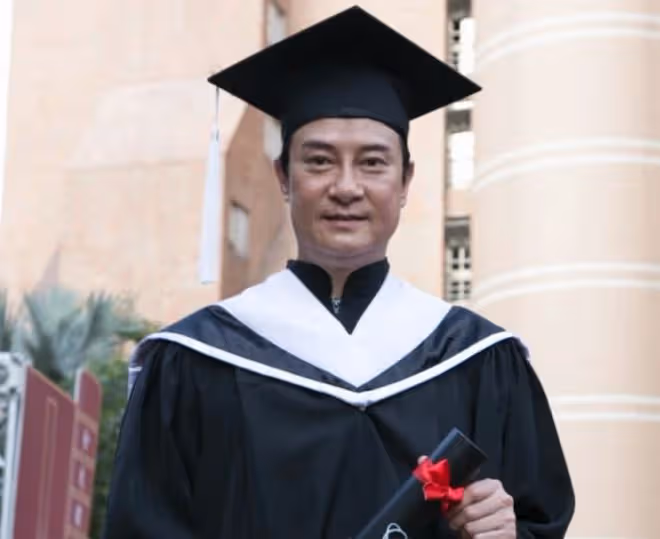 57歲劉錫明近況,長居內地讀碩士開店,已結婚稱妻子比周慧敏漂亮
