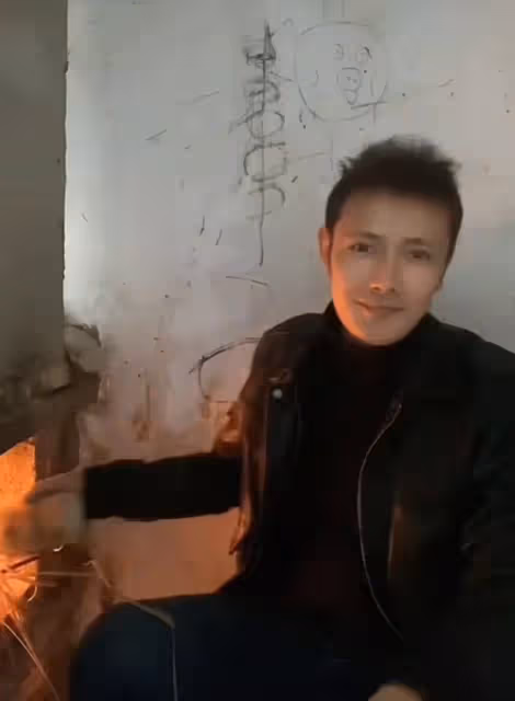 37歲演員徐海為失業回農村，種地養雞自給自足，牆壁發黑住所簡陋