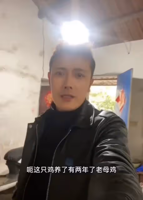 37歲演員徐海為失業回農村，種地養雞自給自足，牆壁發黑住所簡陋