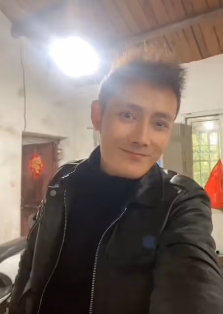 37歲演員徐海為失業回農村，種地養雞自給自足，牆壁發黑住所簡陋