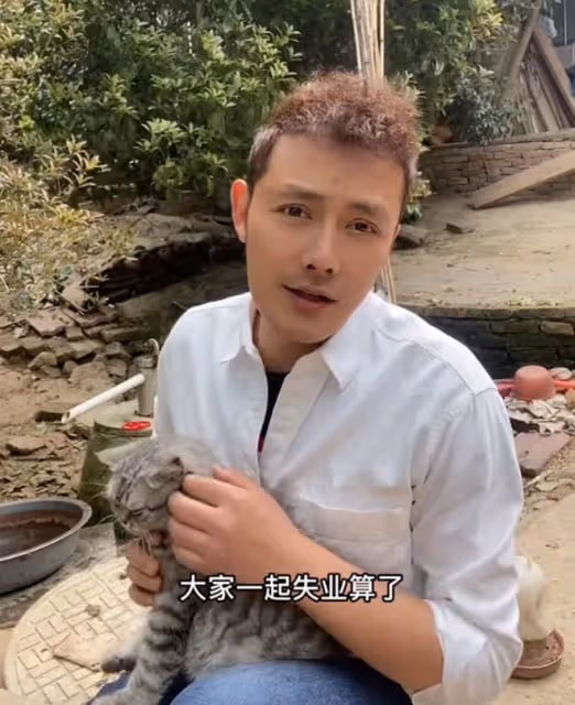 37歲演員徐海為失業回農村，種地養雞自給自足，牆壁發黑住所簡陋