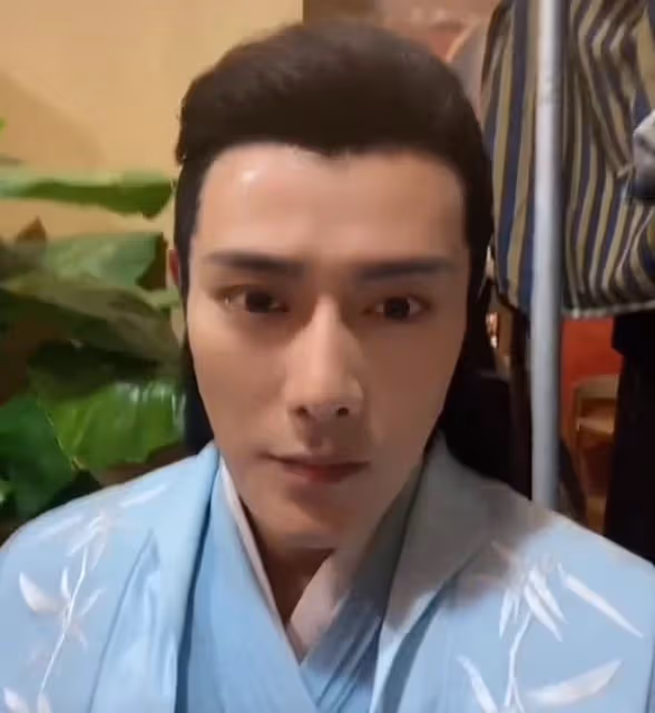 37歲演員徐海為失業回農村，種地養雞自給自足，牆壁發黑住所簡陋