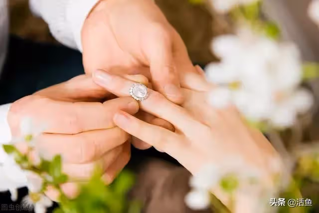 女孩被一位老人養大,她結婚後老人不辭而別,老人:對不起你媽媽