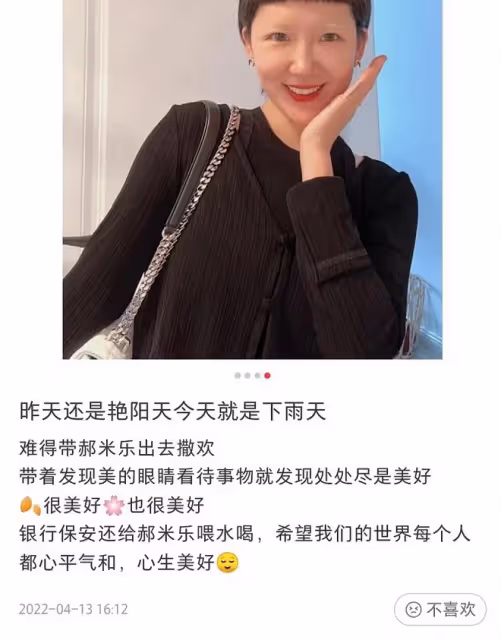 郝劭文到餐廳吃飯,懷抱7歲准繼女顯父愛,未婚妻漂白色眉毛搶鏡