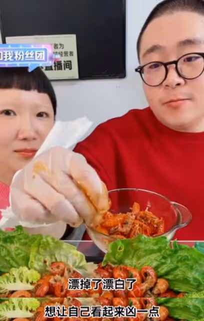 郝劭文到餐廳吃飯,懷抱7歲准繼女顯父愛,未婚妻漂白色眉毛搶鏡