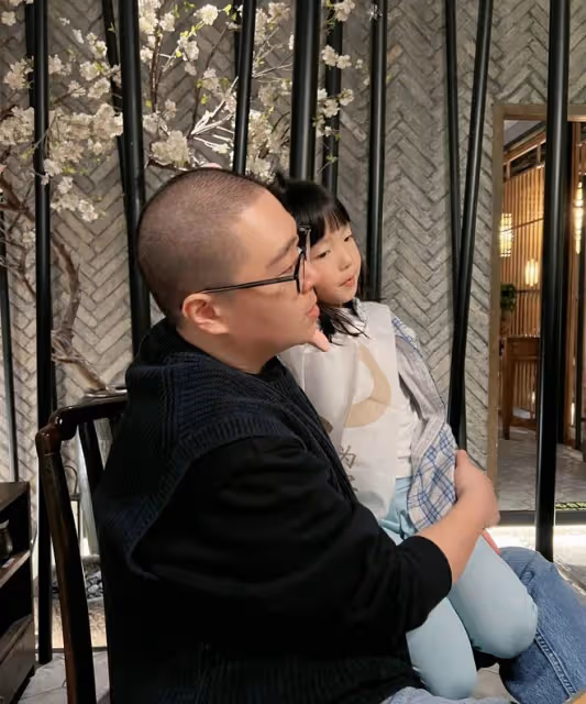 郝劭文到餐廳吃飯,懷抱7歲准繼女顯父愛,未婚妻漂白色眉毛搶鏡