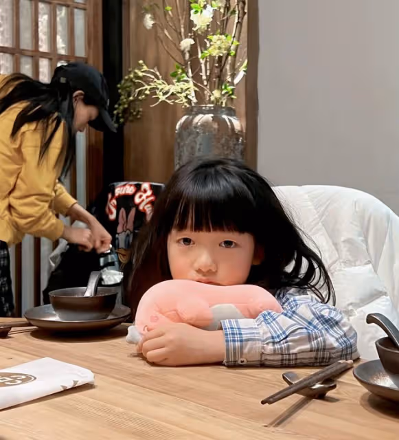 郝劭文到餐廳吃飯,懷抱7歲准繼女顯父愛,未婚妻漂白色眉毛搶鏡