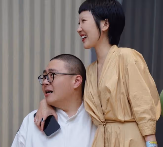 郝劭文到餐廳吃飯,懷抱7歲准繼女顯父愛,未婚妻漂白色眉毛搶鏡