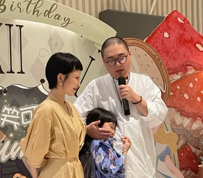 郝劭文到餐廳吃飯，懷抱7歲准繼女顯父愛，未婚妻漂白色眉毛搶鏡