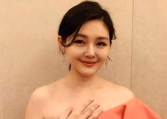 打破大S記錄!48歲女明星三婚嫁給初戀,兒子一句話透露無奈