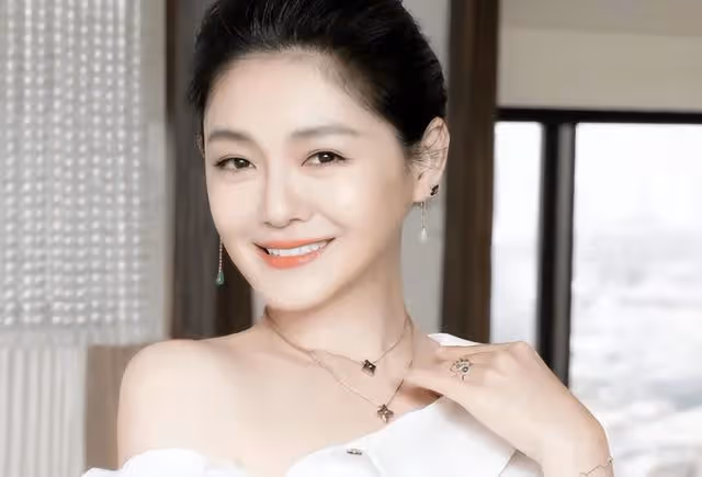 打破大S記錄!48歲女明星三婚嫁給初戀,兒子一句話透露無奈