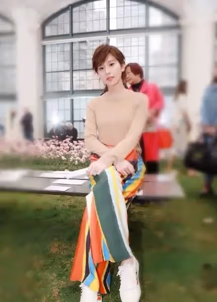 Ella「未修圖」照片曝光，臉部下垂顯老不少，網友：歲月不饒人啊!