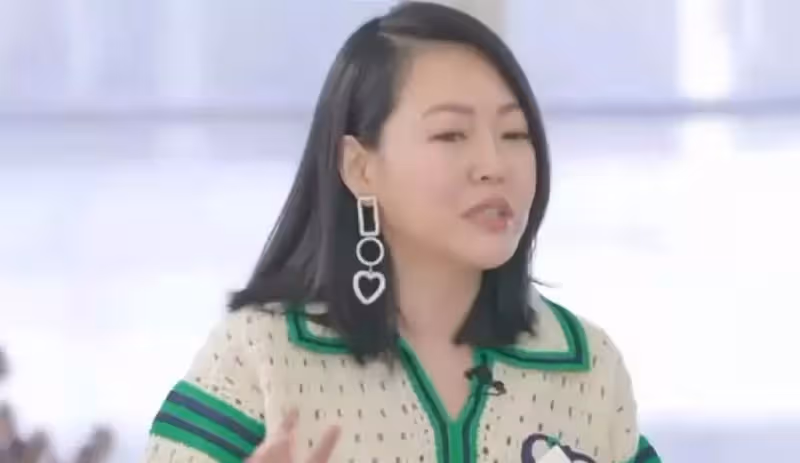 45歲小S生圖曝光，性感辣媽變老土大媽，面部浮腫難逃中年發福，網友：撞臉張惠妹和吳莫愁了