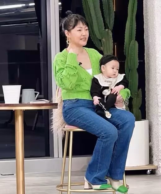 45歲小S生圖曝光，性感辣媽變老土大媽，面部浮腫難逃中年發福，網友：撞臉張惠妹和吳莫愁了