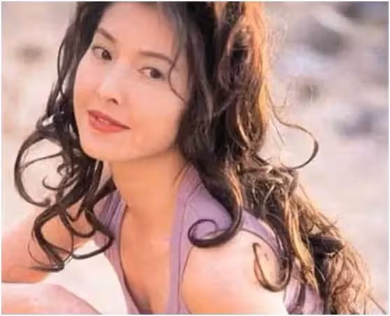 52歲「靚絕TVB」李婉華近況罕曝光，素顔出鏡身材逆天，17嵗女兒清秀高挑像爸爸，11嵗雙胞胎仔仔圓臉嘟嘟超可愛