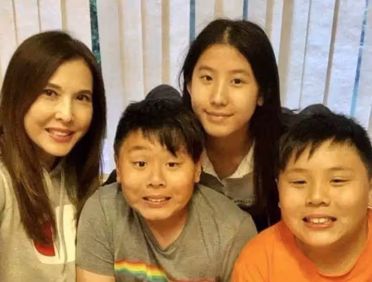52歲「靚絕TVB」李婉華近況罕曝光，素顔出鏡身材逆天，17嵗女兒清秀高挑像爸爸，11嵗雙胞胎仔仔圓臉嘟嘟超可愛