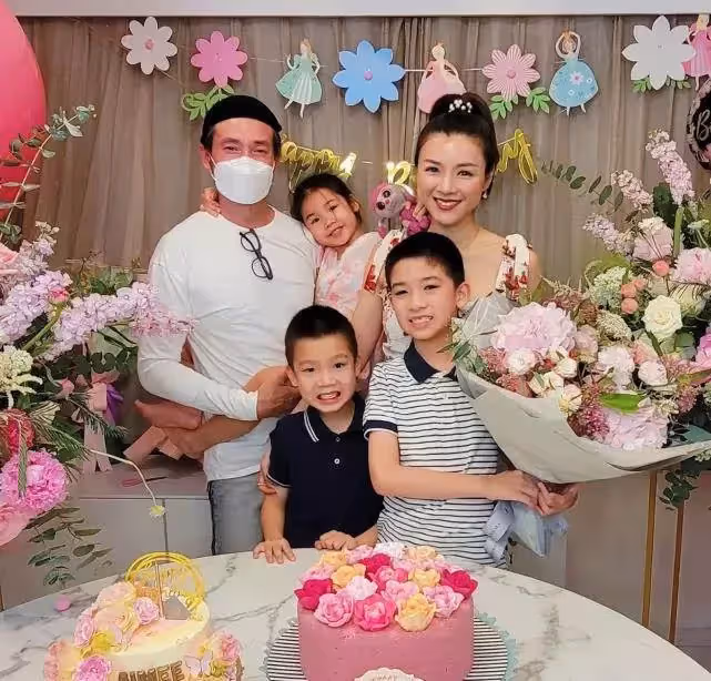 陳茵媺親自下廚烹飪新鮮龍蝦 與陳豪孩子開心享受豐盛晚餐