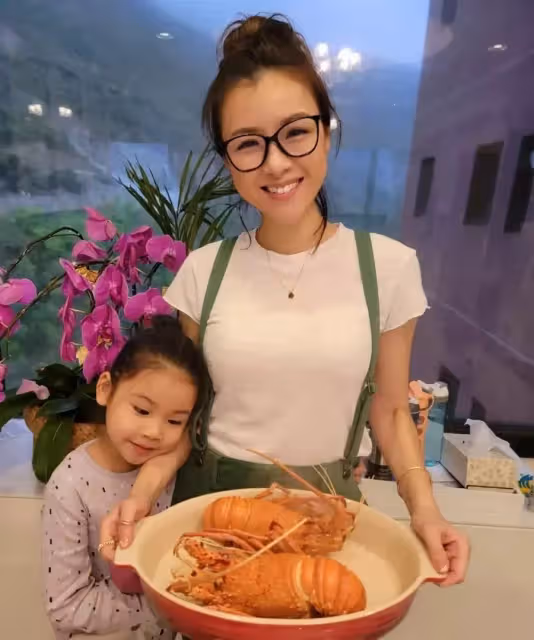 陳茵媺親自下廚烹飪新鮮龍蝦 與陳豪孩子開心享受豐盛晚餐