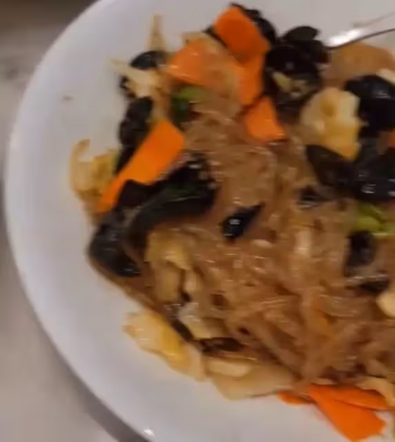 陳茵媺親自下廚烹飪新鮮龍蝦 與陳豪孩子開心享受豐盛晚餐