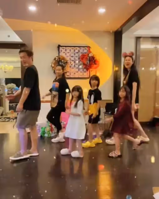 陳浩民一家六口跳舞,10歲女兒長胖被嘲像保姆,兒子留長發引爭議