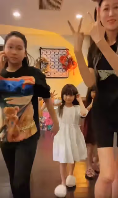 陳浩民一家六口跳舞,10歲女兒長胖被嘲像保姆,兒子留長發引爭議