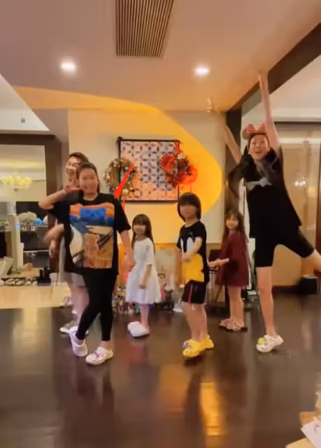 陳浩民一家六口跳舞,10歲女兒長胖被嘲像保姆,兒子留長發引爭議