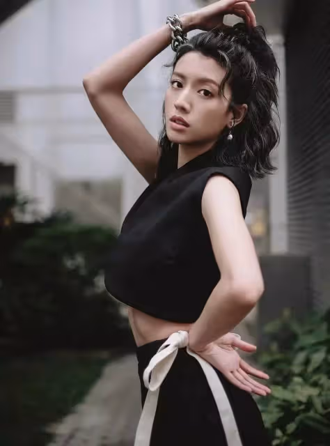 蔡思貝為上位狠斬情絲，傳搭上娛樂公司高層狠甩胡鴻鈞，網友怒了